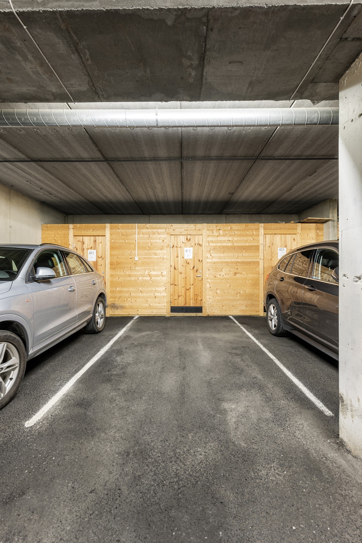 Egen parkering i garasjeanlegg med tilhørende sportsbod. Elbil-lader. Galleribilde