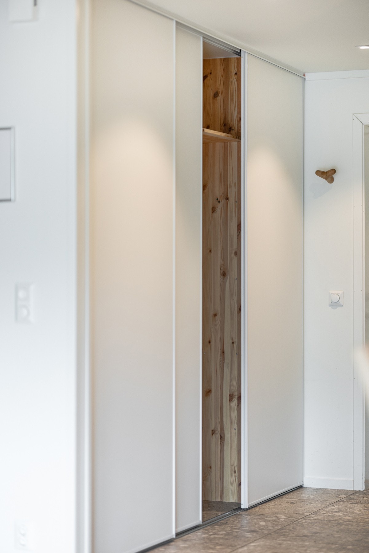 Integrerte, praktisk skap i gangen Galleribilde