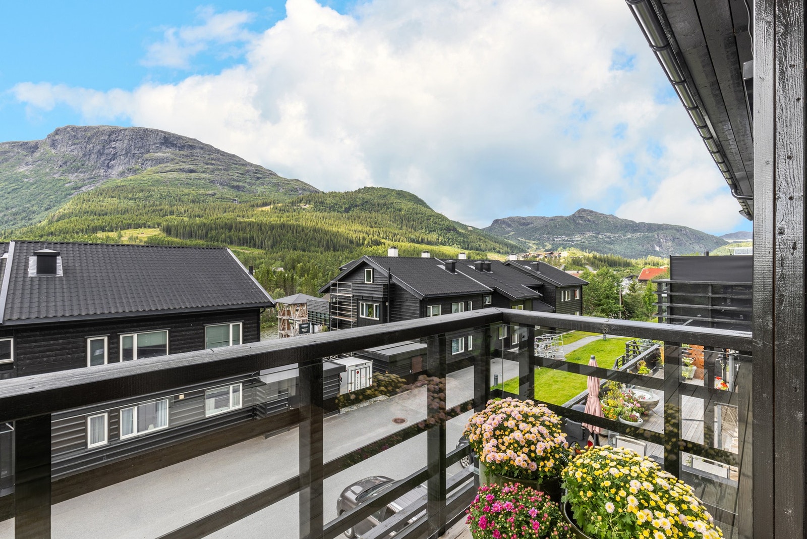 Utsikt mot Totten og skisenteret. Lange soltimer fra vest Galleribilde