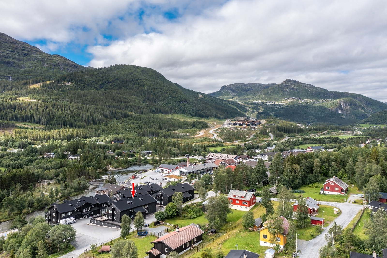 Gåavstand til "alt". Skole bare noen hunder meter unna, butikker, skibuss, cafeer ++ Galleribilde