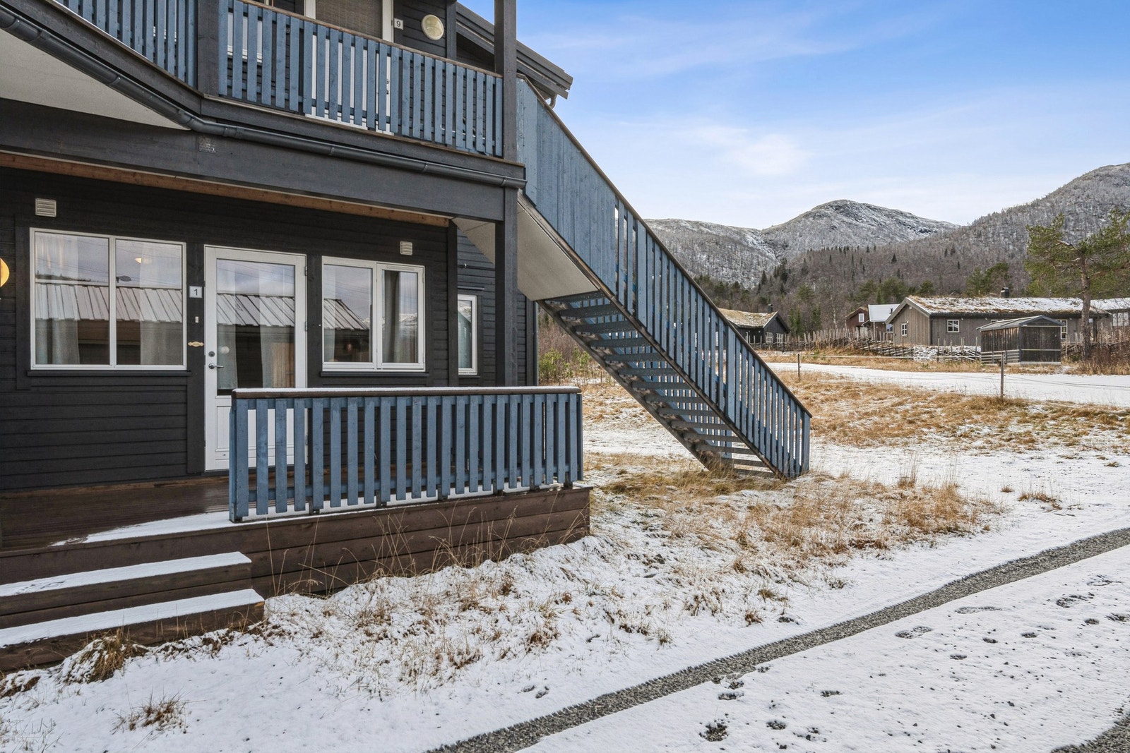 Inngangsparti med terrasse fra terreng. Galleribilde