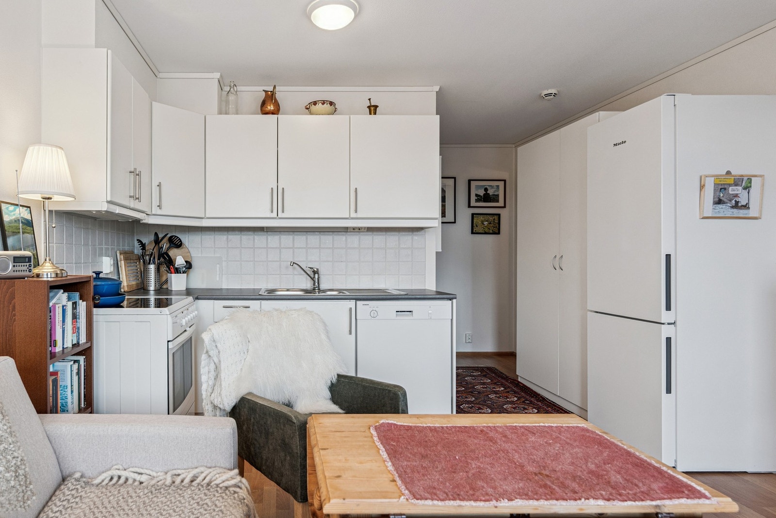 Frittstående hvitevarer som komfyr, oppvaskmaskin og kjøl-/fryseskap. Galleribilde