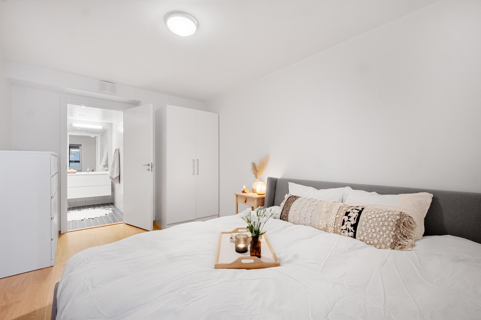 God plass for dobbeltseng, nattbord og gode garderobeløsninger. Galleribilde