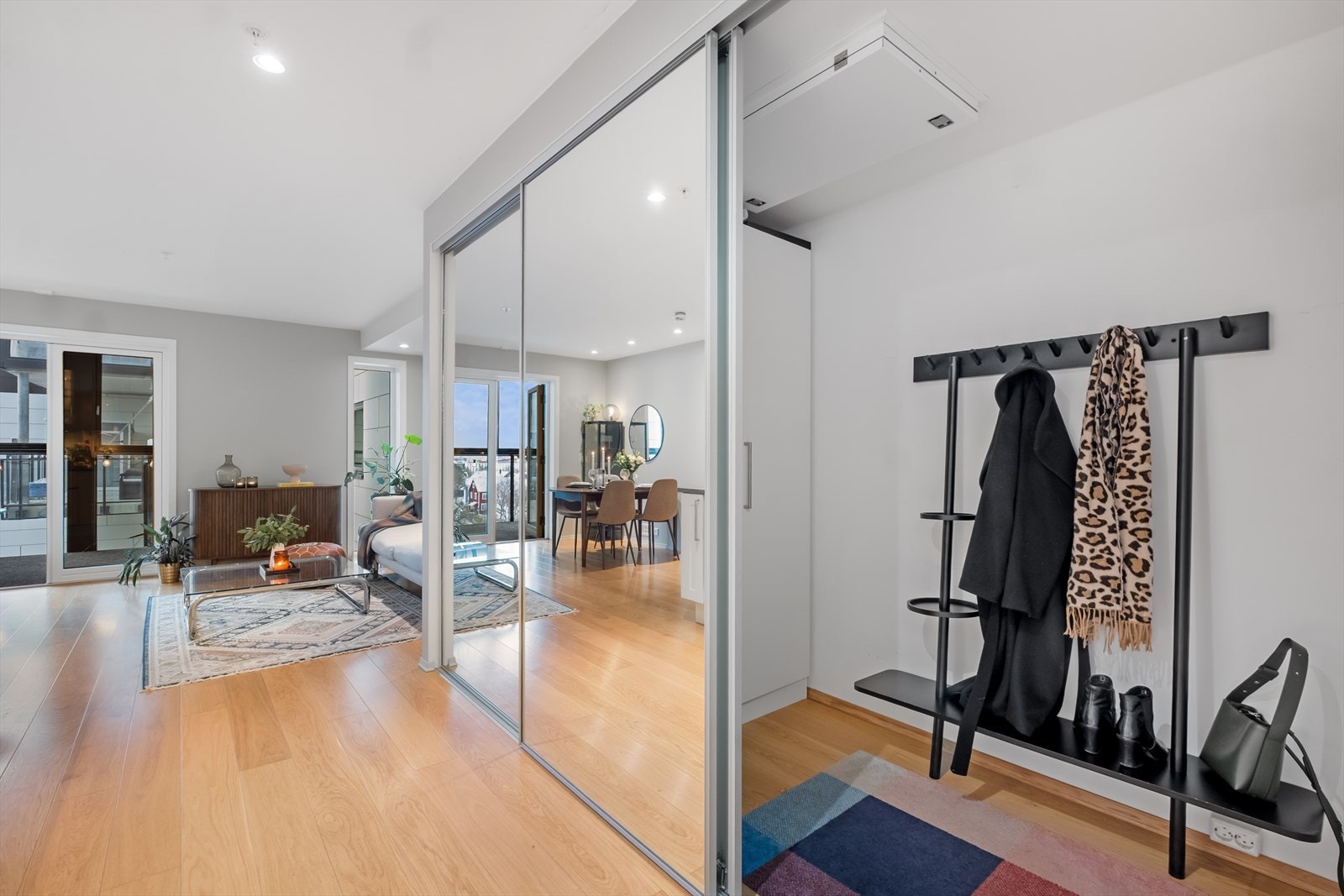 Kombinert entré/kjøkken med direkte adkomst til en romslig skyvedørsgarderobe. Galleribilde