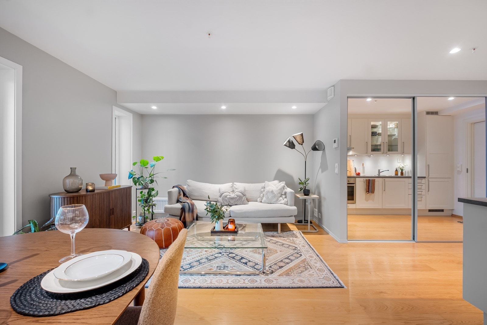 Sofakroken finner fort sin naturlige plass i rommet, og tv-en kan med fordel plasseres mot/på vegg. Galleribilde