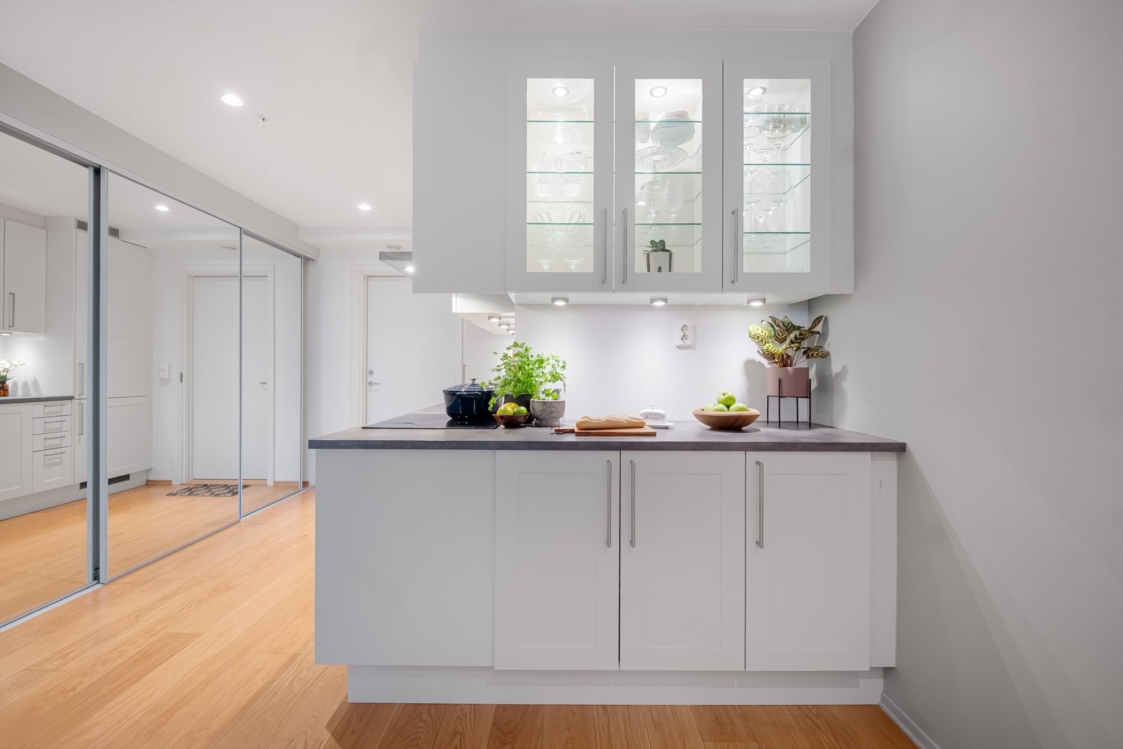 I innredningen er det integrerte hvitevarer som stekeovn, platetopp, oppvaskmaskin og kjøl/frys. Galleribilde