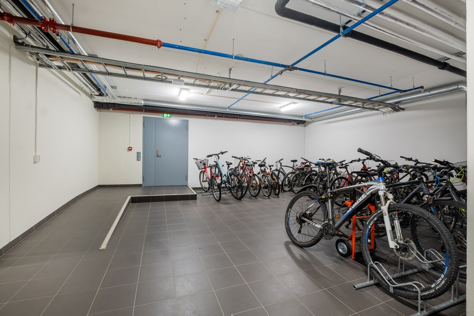 Felles sykkelparkering. Galleribilde