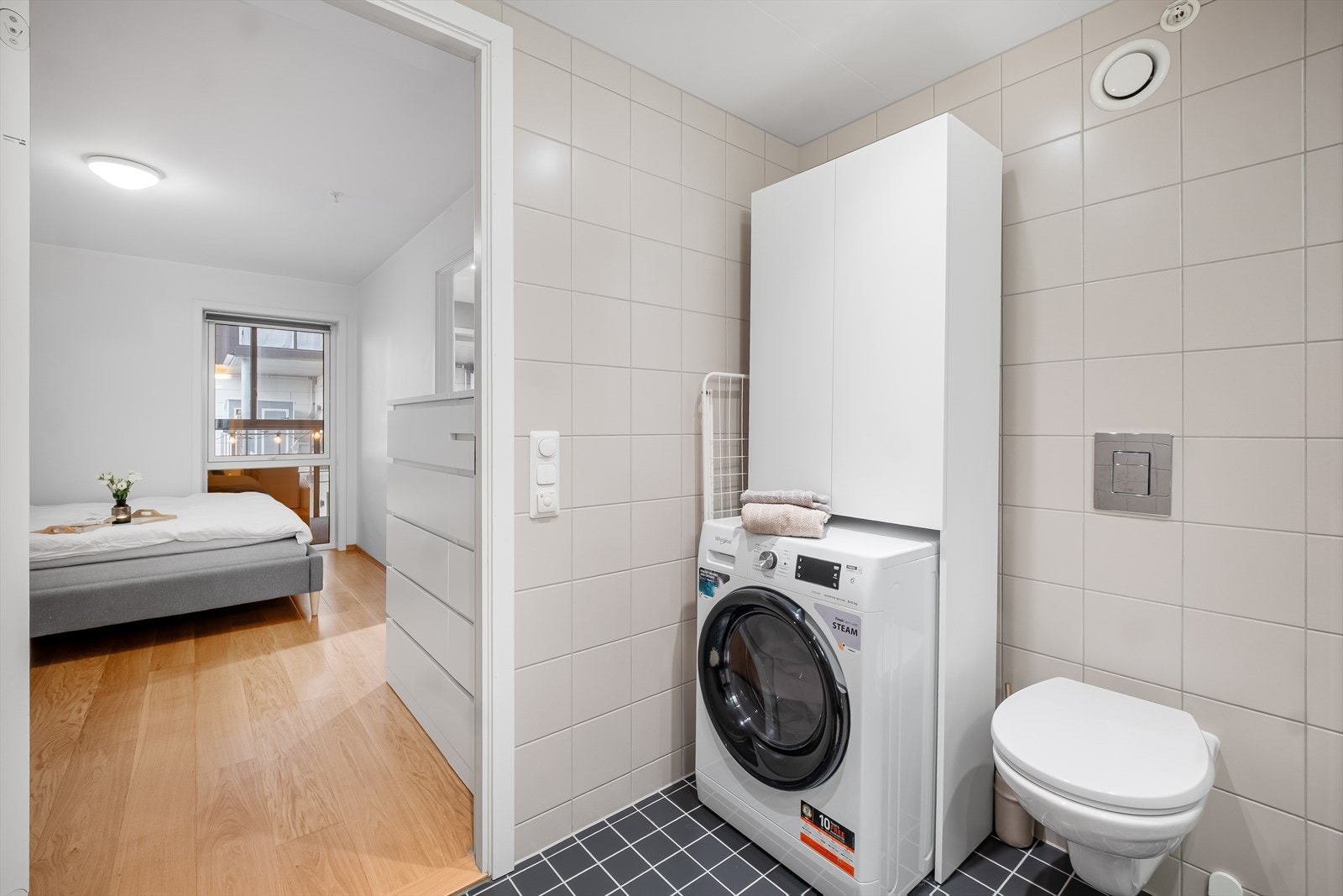 Opplegg for vaskemaskin. Det er behagelige varmekabler i gulv. Galleribilde