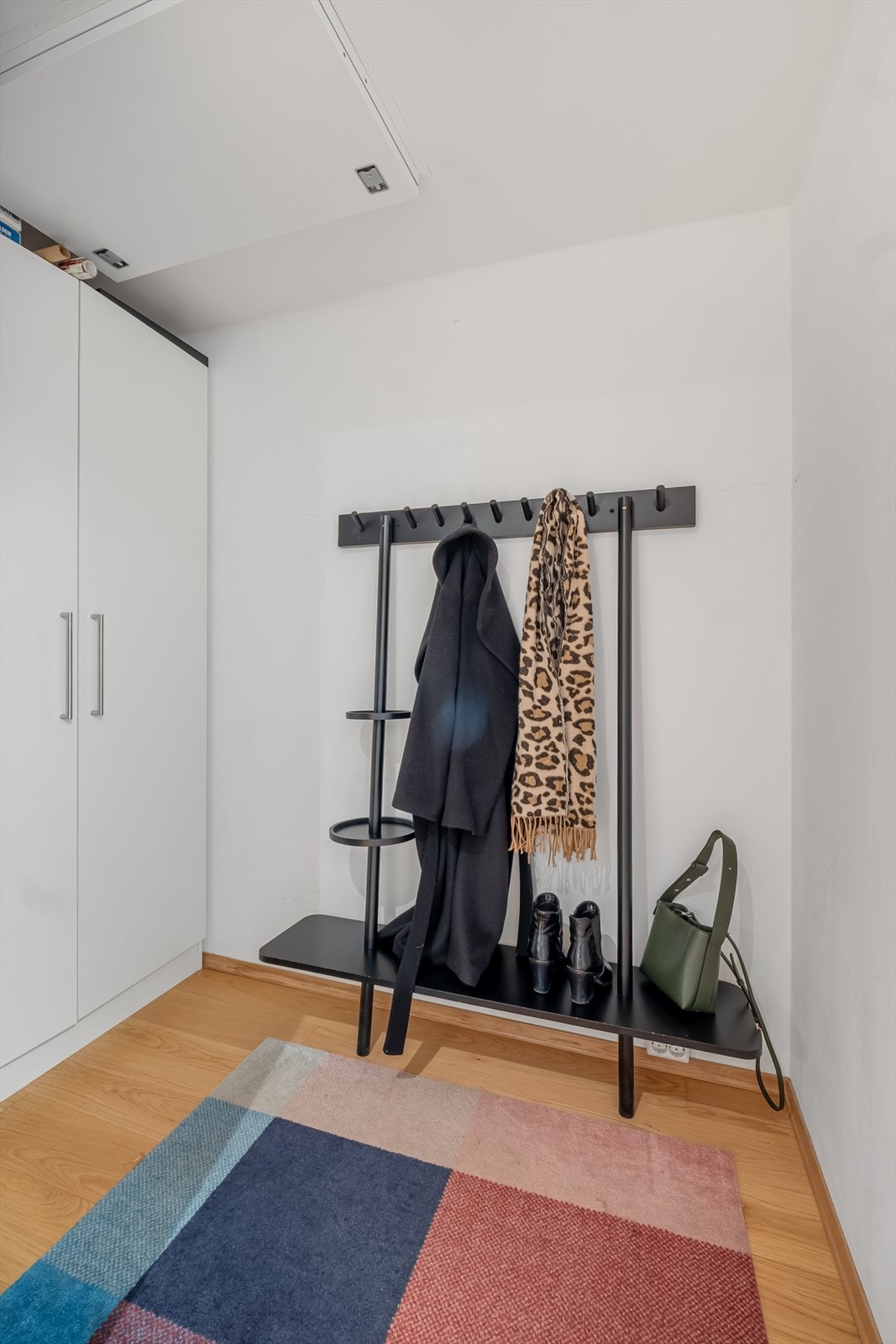 Her er det rikelig med plass for garderobe- og opphengsløsninger. Galleribilde