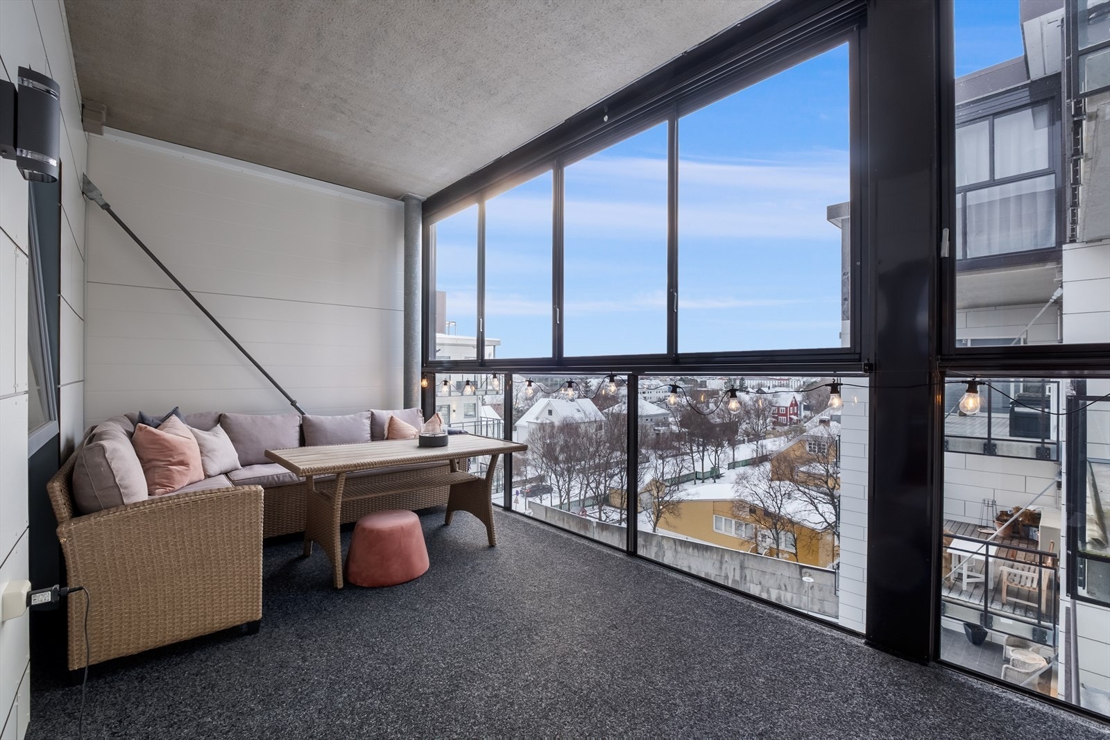 Fra stuen er det videre utgang til en flott innglasset balkong på hele 14kvm. Galleribilde