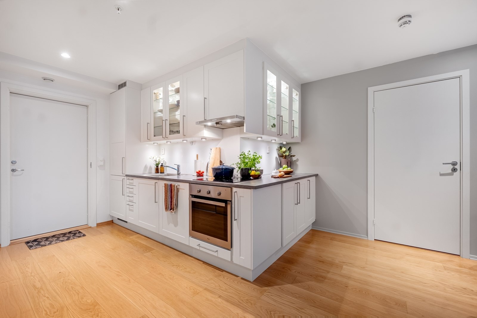 Her har en alt en måtte trenge av skap-, skuff- og benkeplass. Galleribilde