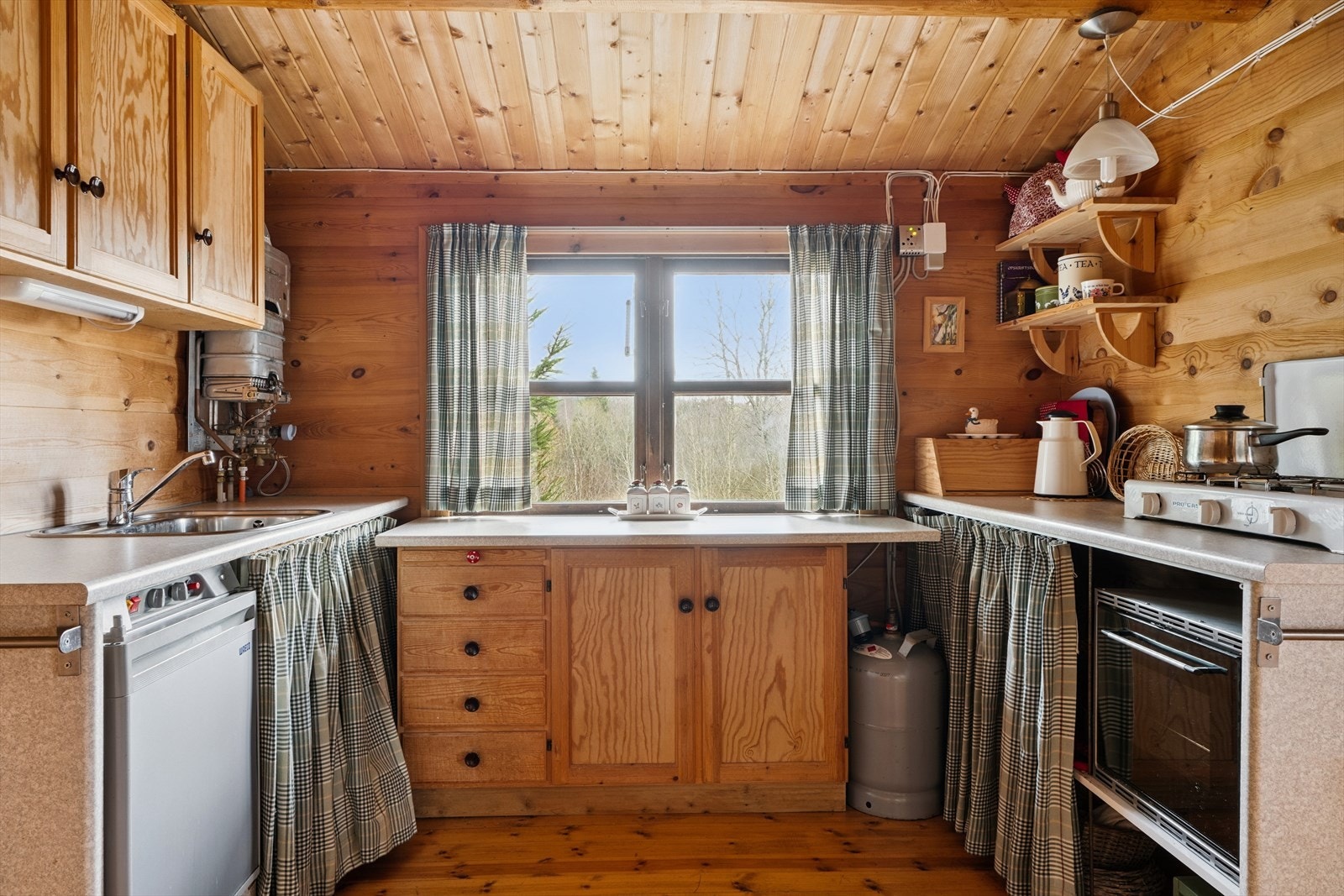 Det er kommunalt vann i hytta. Se informasjon vedr. avløp i salgsoppgave. Galleribilde