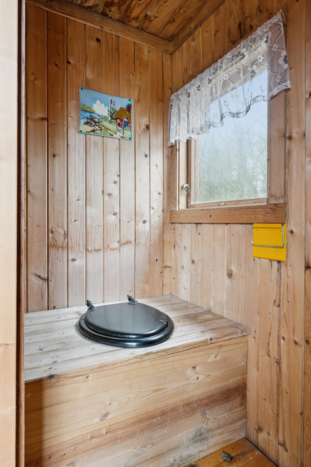 Utedo i uthus. Galleribilde