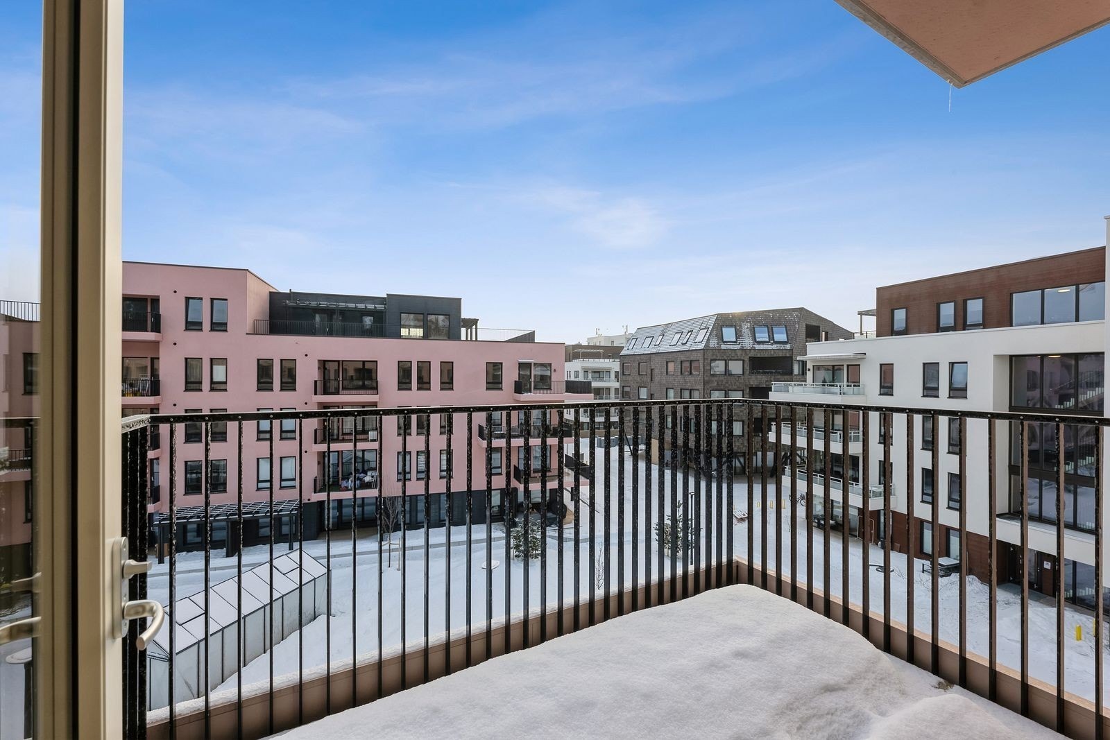 Koselig balkong vendt inn mot bakgården Galleribilde