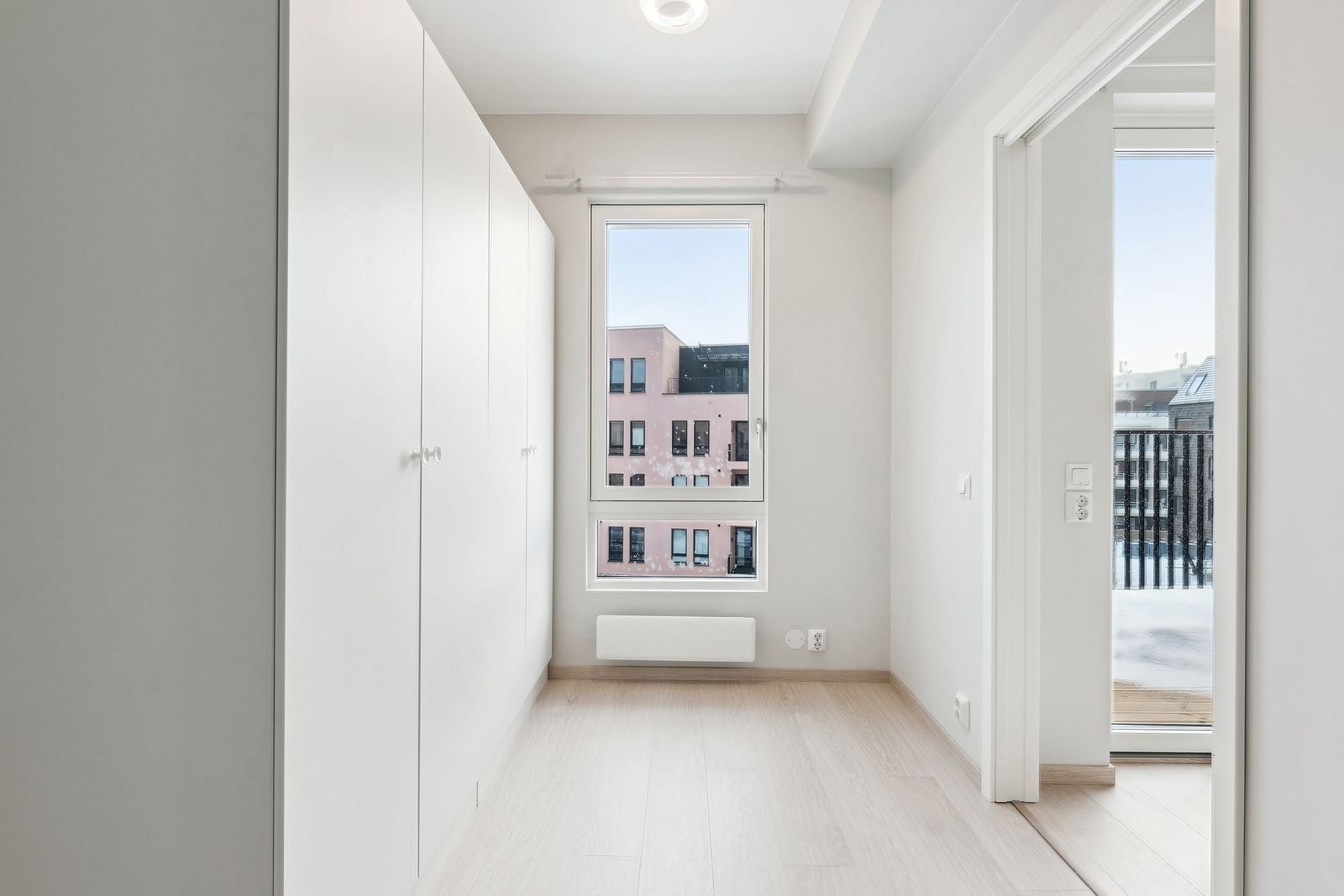 Soverom medfølgende garderobeskap Galleribilde