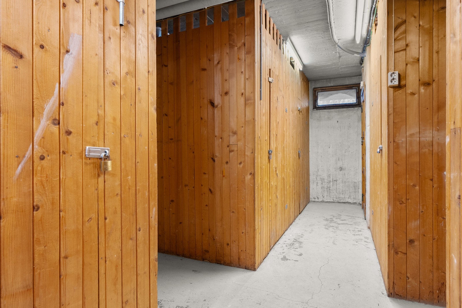 Leiligheten disponerer to boder i kjelleren på til sammen 6 m². Galleribilde