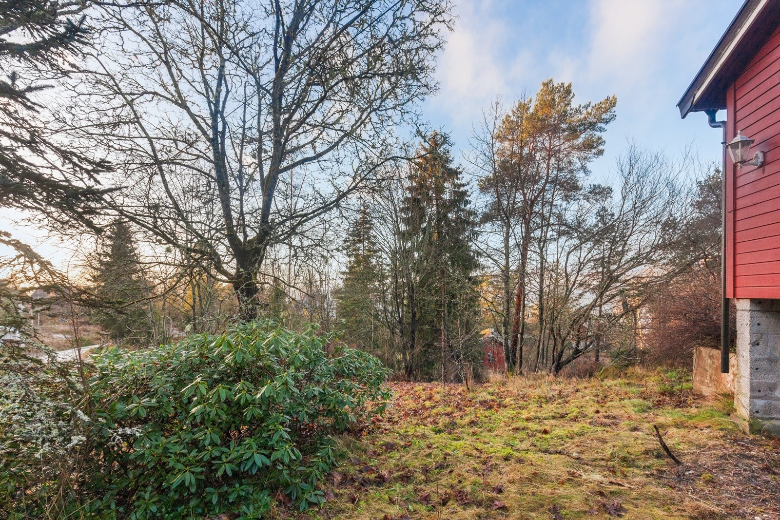 Eiendommen ligger i et rolig og naturskjønt område, omgitt av frodig vegetasjon som gir en følelse av privatliv og nærhet til naturen. Galleribilde
