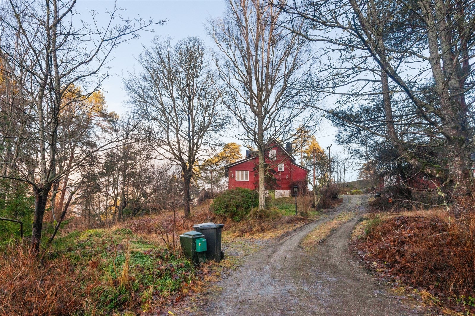 Boligen er fint plassert i terrenget og har herlige solforhold! Galleribilde