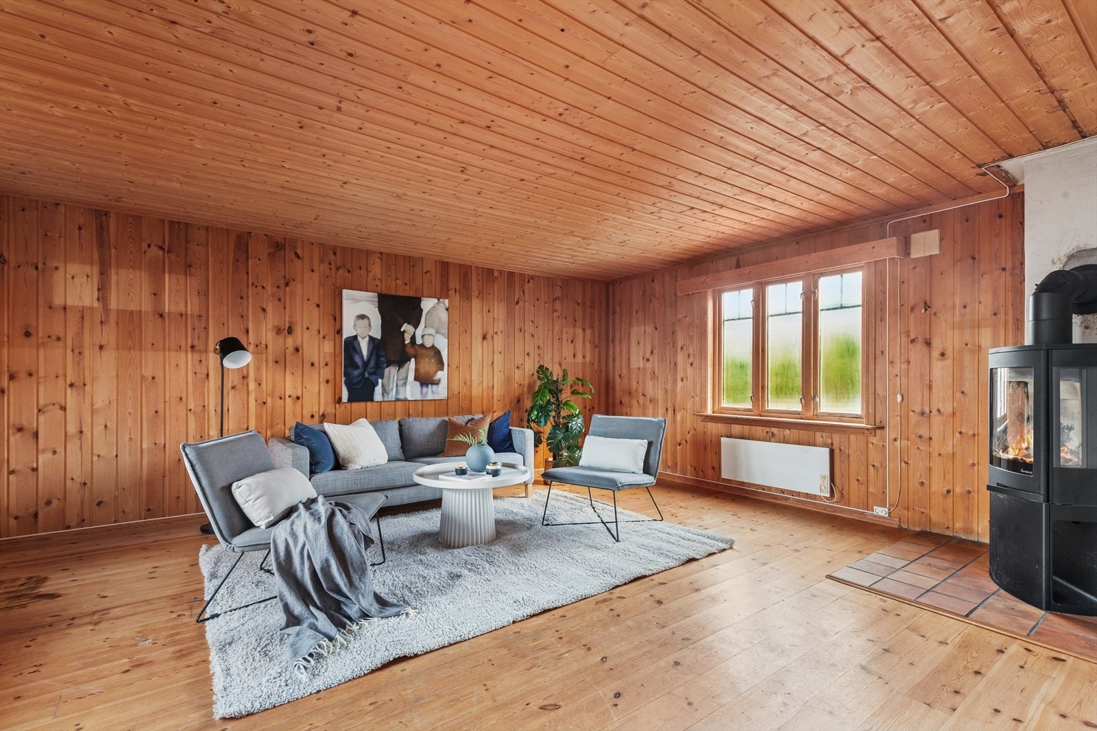 1. etasje har romslig stue med gode innredningsmuligheter til sofagruppe og tv-møblement. Galleribilde