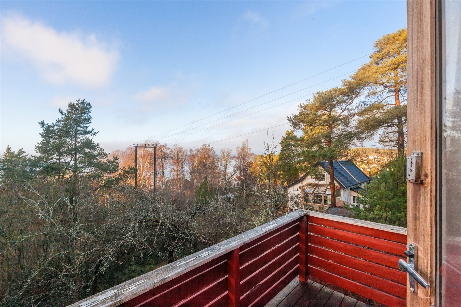 Fra soverommet i 2. etasje får du et nydelig glimt av sjøen - en utsikt som gir rommet lys, luft og en følelse av nærhet til fjorden. Galleribilde