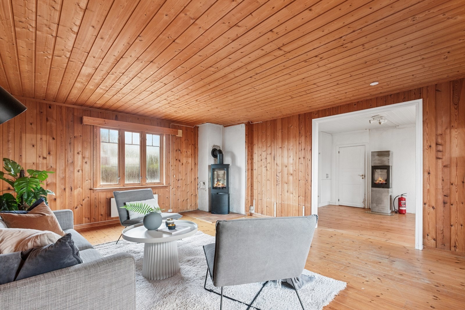 Romslige stuer med vedovn. Galleribilde