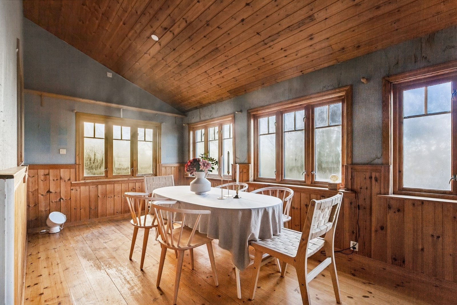 Spisestue - De generøse vinduene slipper inn mye naturlig lys. Rommet har utgang til hage. Galleribilde