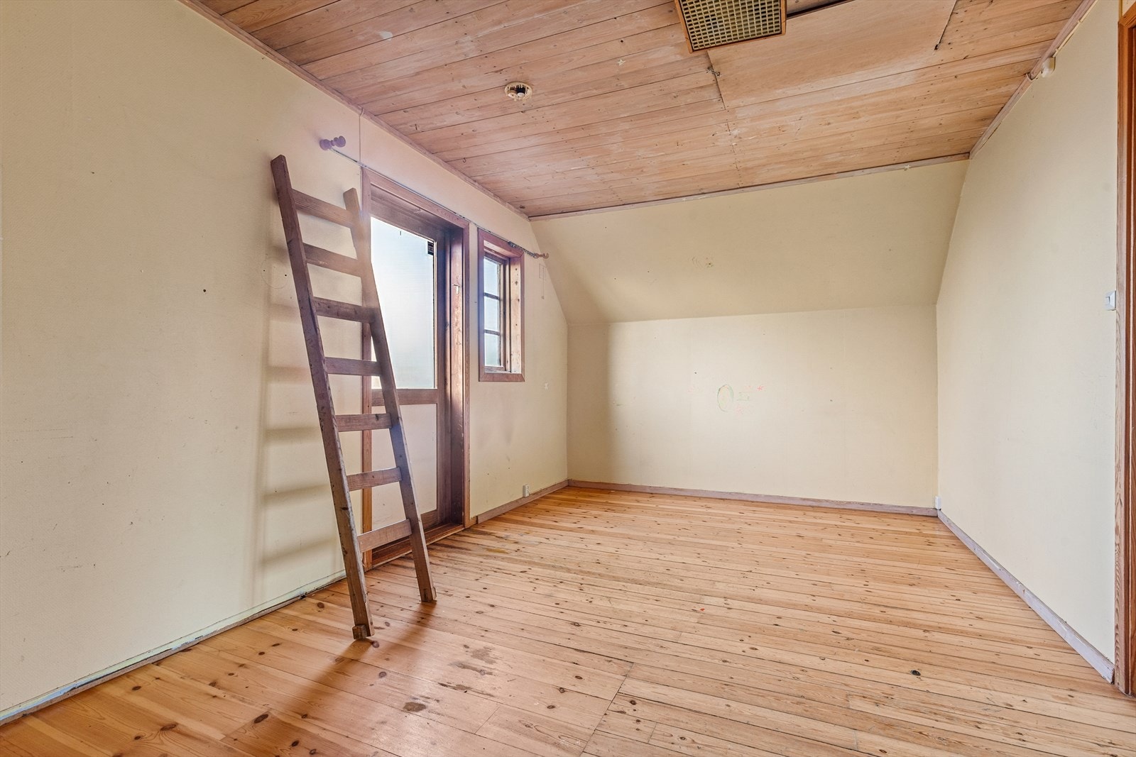 Loftsetasjen har 2 soverom av god størrelse, herav ett med utgang til vestvendt balkong. Galleribilde