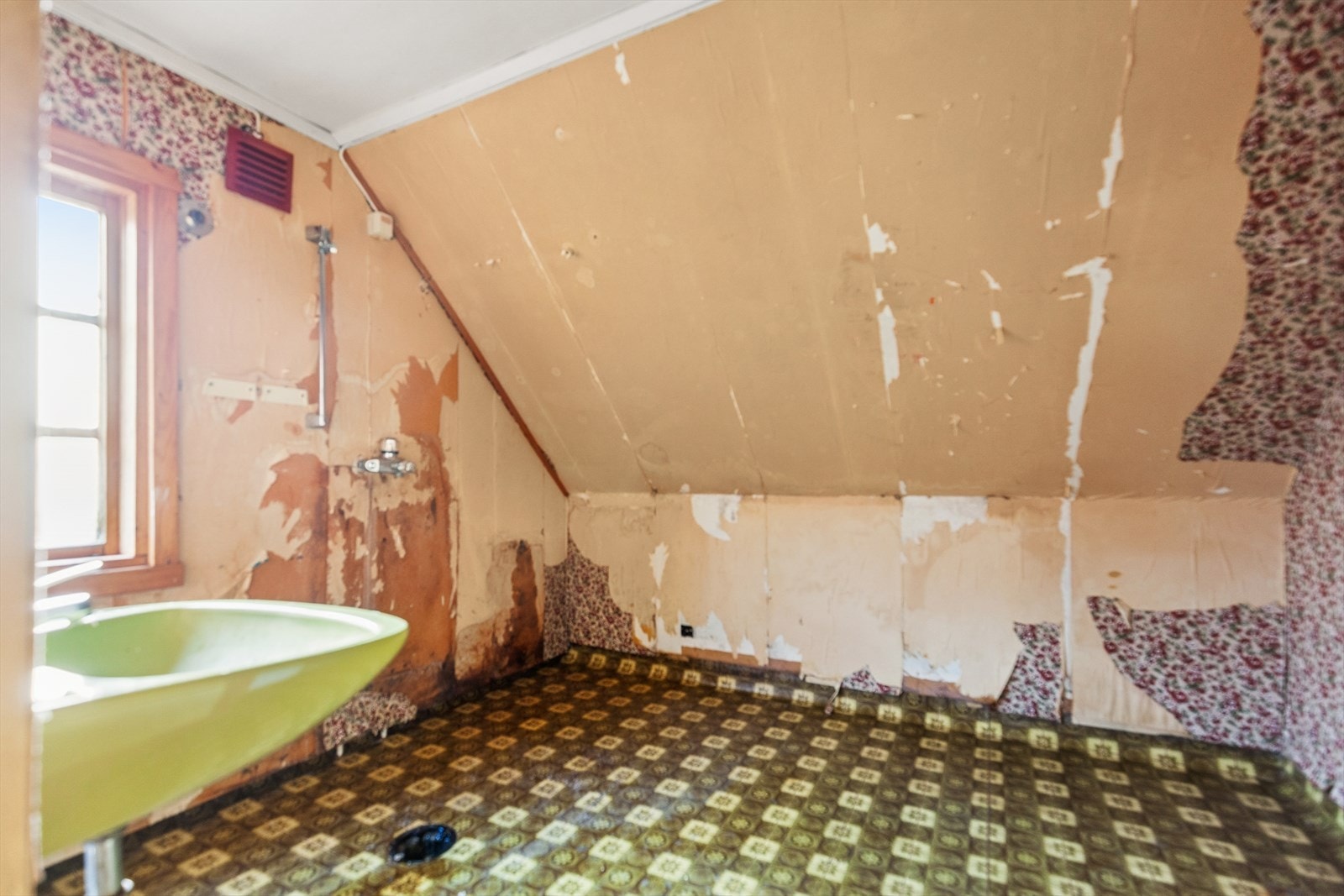 Bad - Våtrommet må oppgraderes for å tåle normal bruk etter dagens krav. Våtrommet har store slitasje og tilfredsstiller ikke dagens krav til tetthet for våtrom. Galleribilde