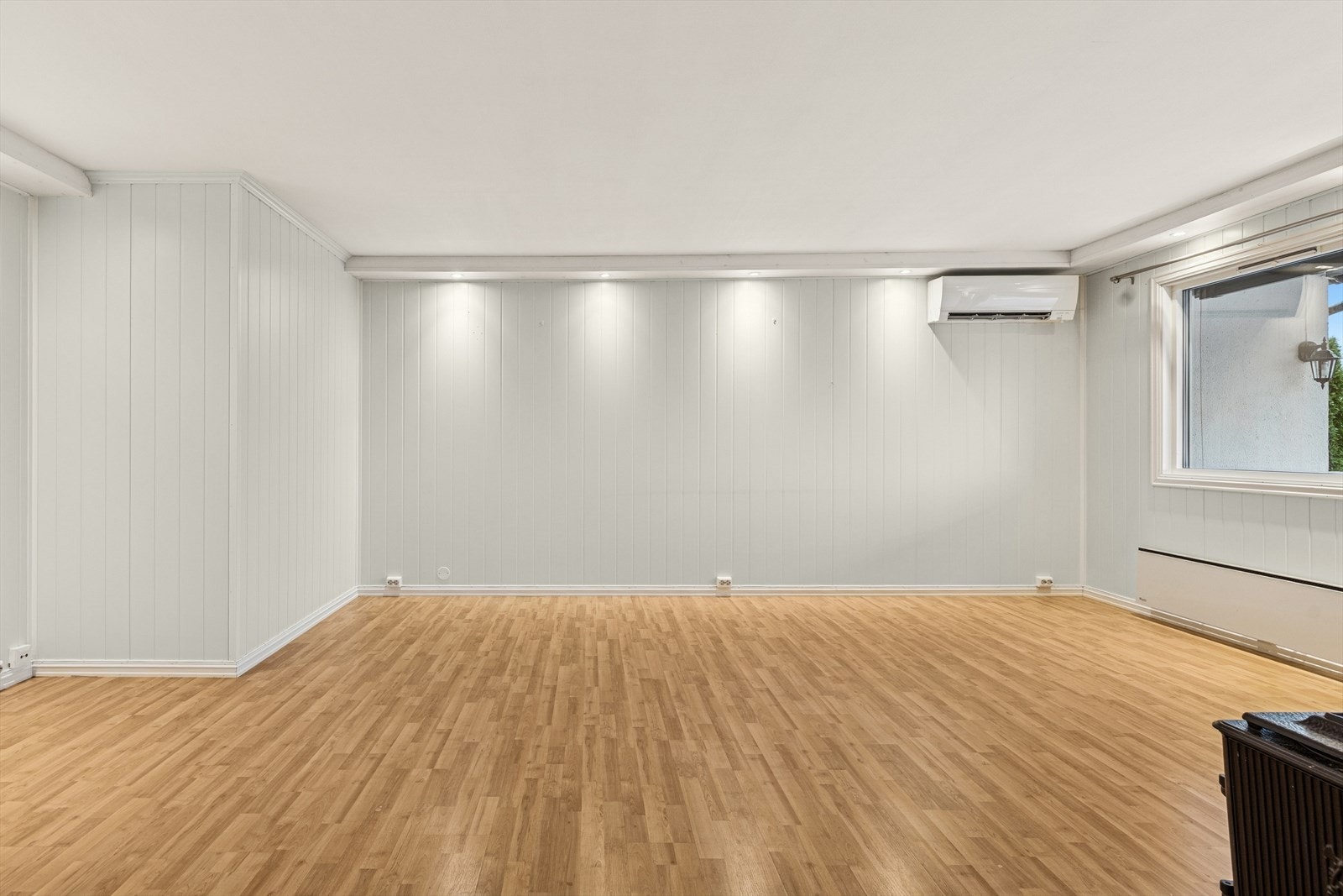 Stuen har en romslig utforming, som gir deg fleksible muligheter til å innrede etter dine egne behov. Galleribilde