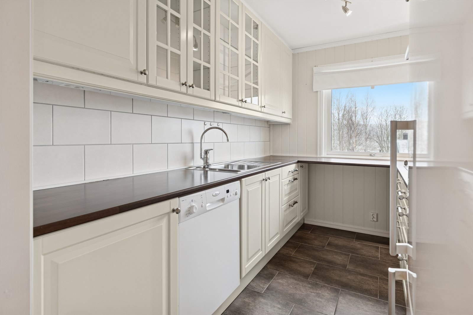 Det store vinduet gir rommet en lys og luftig følelse. Galleribilde