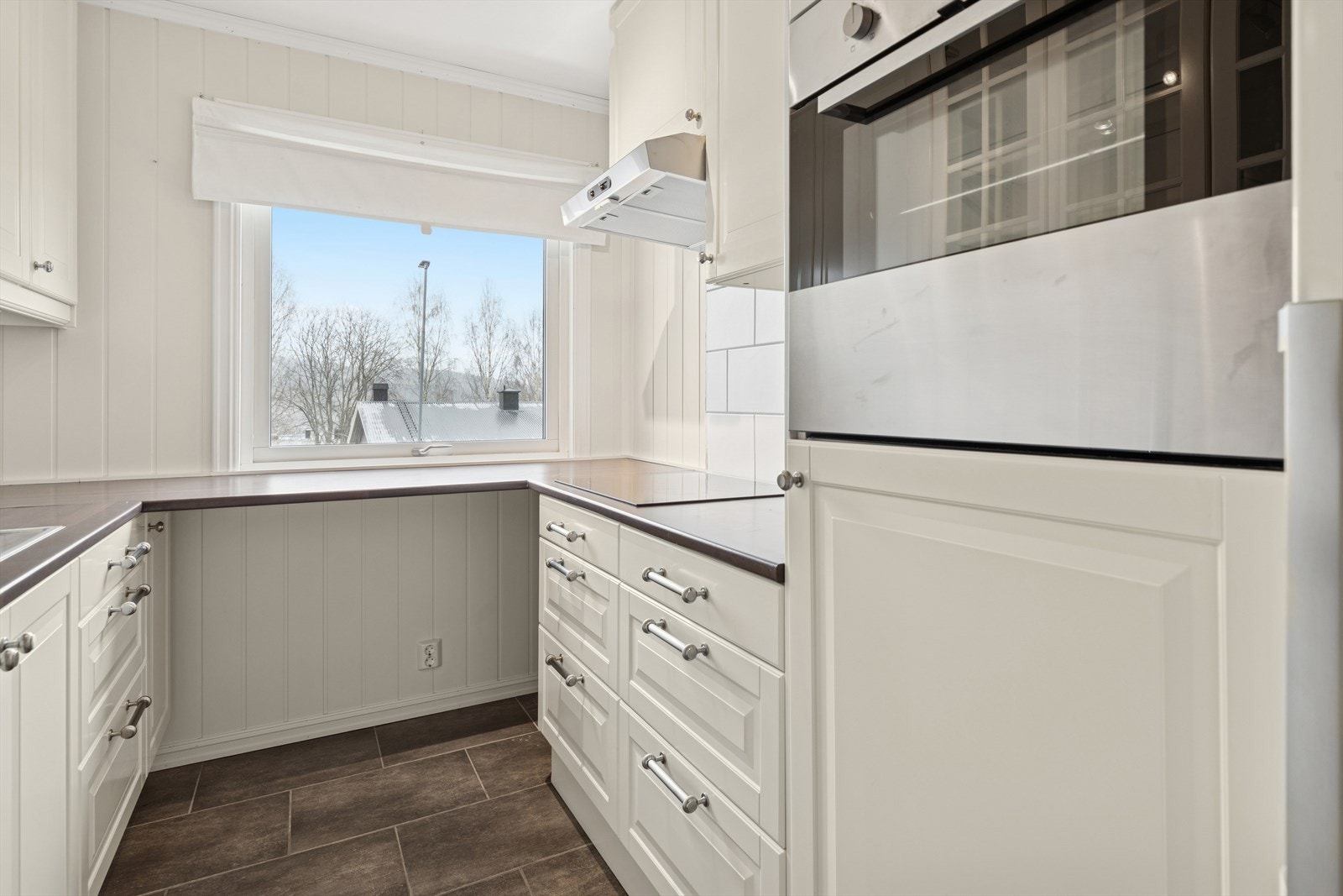 Kjøkkenet har en delikat innredning med profilerte fronter og laminat benkeplate. Galleribilde