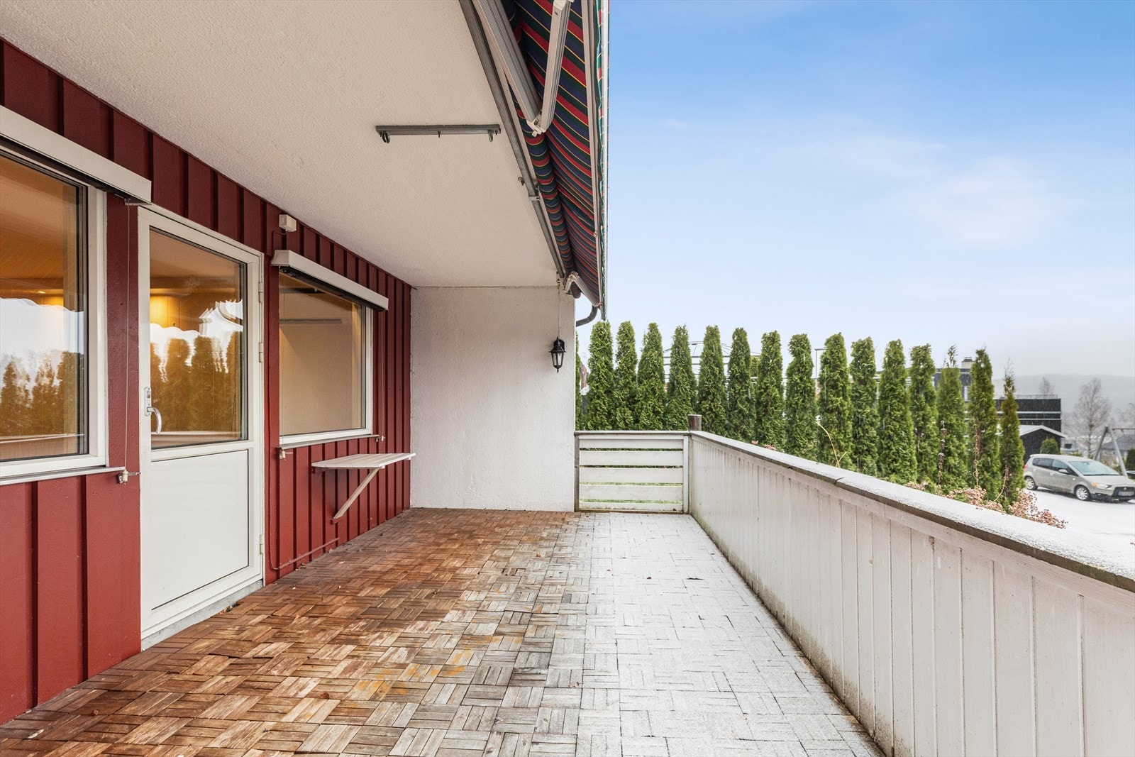 Terrassen er delvis overbygget, og har god plass til hagemøbler. Galleribilde