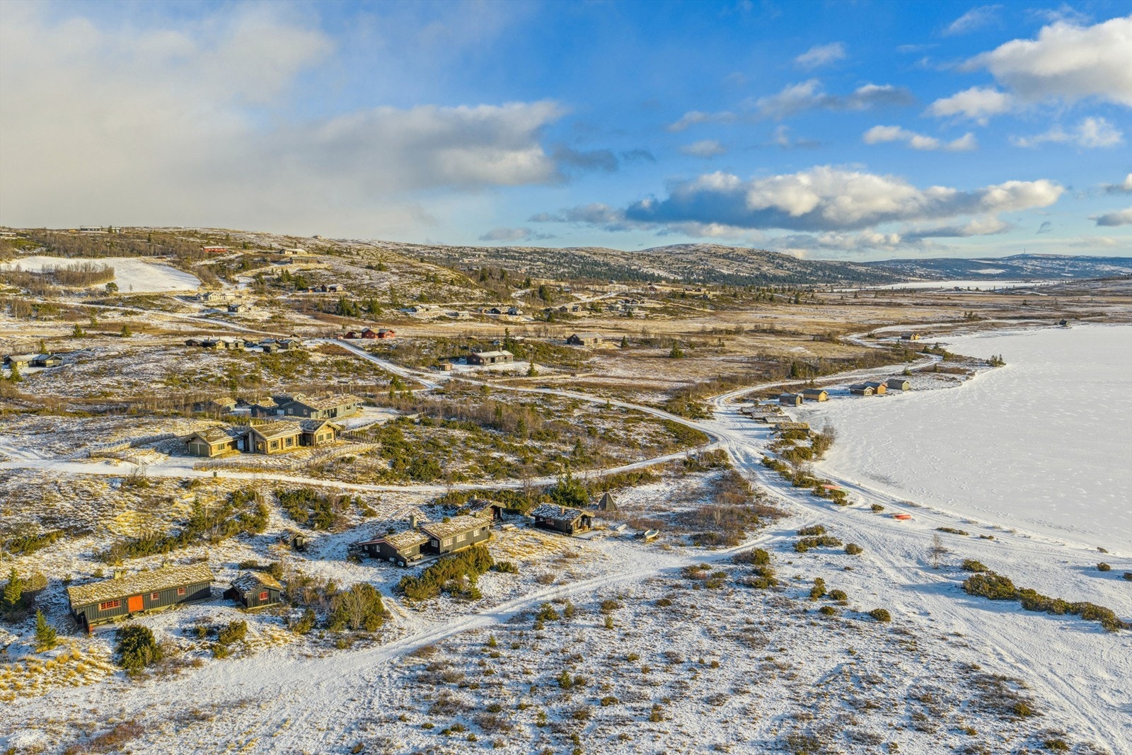 Naustet ligger inntil Syndinvannet, i et etablert og naturskjønt hytteområde ved Midtre Syndin i Vestre Slidre. Her har du umiddelbar nærhet til fjellets ro og direkte tilgang til fiskevann Galleribilde