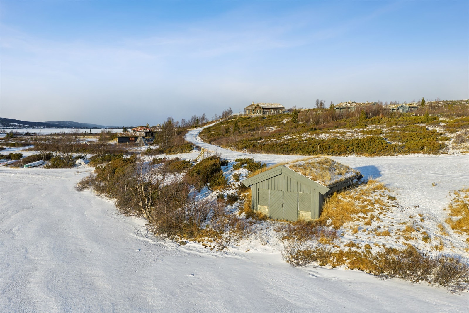 Naust fra 1991 med flott beliggenhet inntil Syndinvannet, i et etablert og naturskjønt hytteområde ved Midtre Synding i Vestre Slidre. Foto: Efkt AS Galleribilde