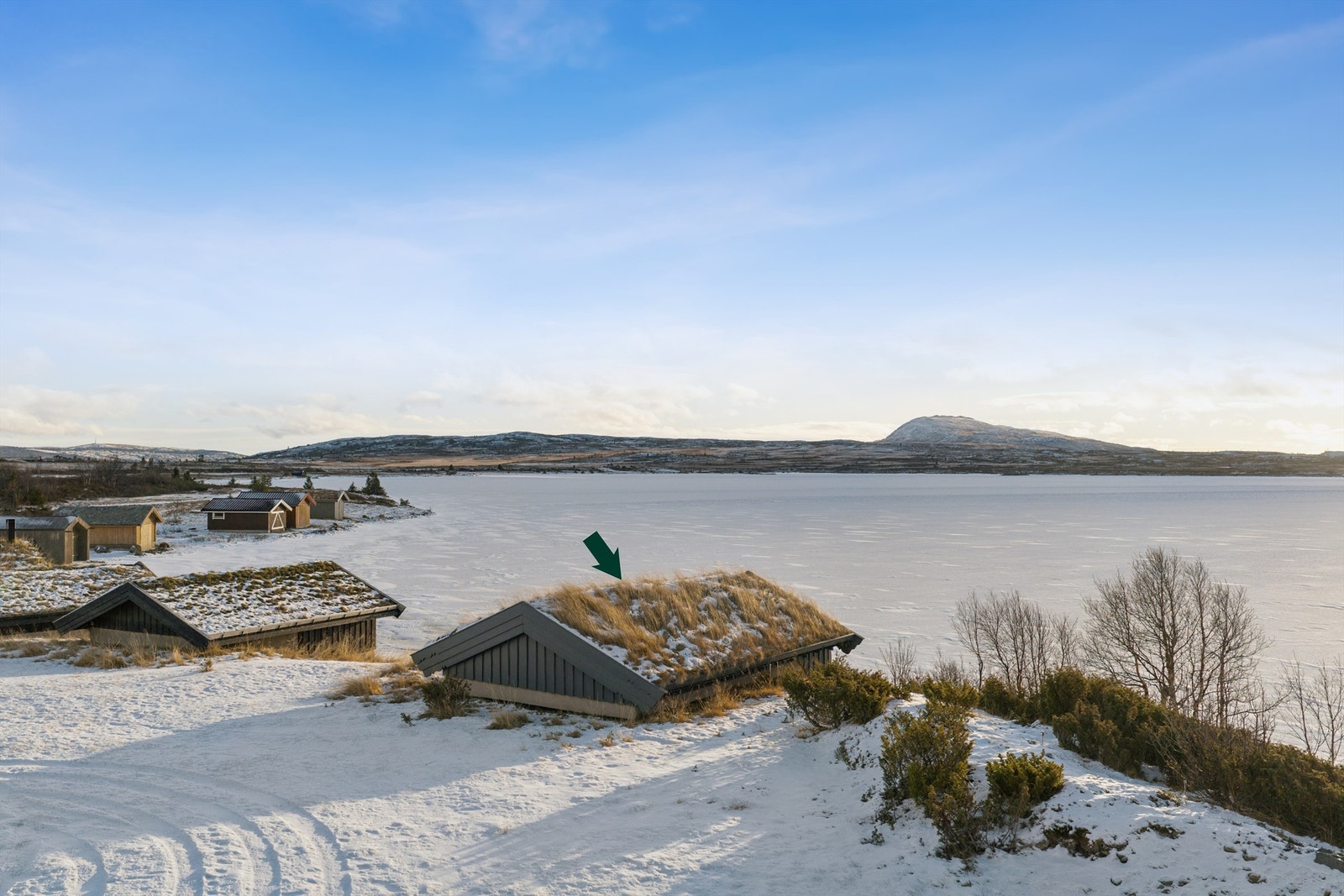 Naustet ligger sydvendt med gode solforhold og med flott utsikt over vannet det naturskjønne landskapet Galleribilde