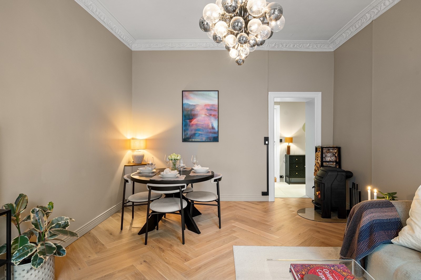 Hele leiligheten er malt i en innbydende og harmonisk fargepalett. Fiskebeinsparkett m/gulvvarme og peisovn. Galleribilde