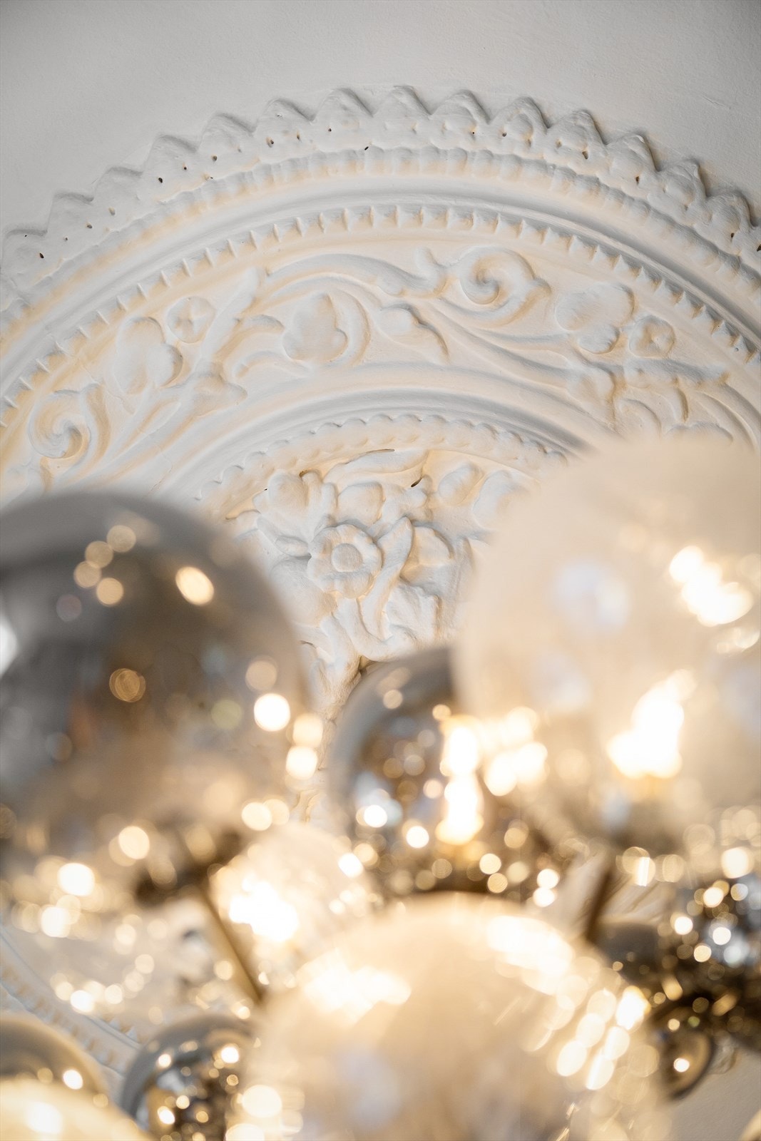 Rommet er preget av vakre, klassiske detaljer som rosett og stukkatur, som gir karakter og tidløs eleganse. Galleribilde