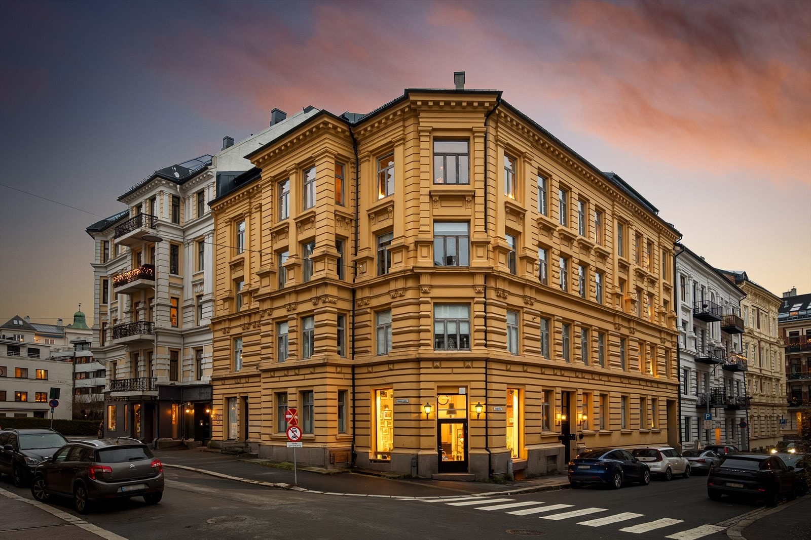 Den ærverdige bygården ble bygget av den anerkjente arkitekten Carl Aaman i 1895. Galleribilde