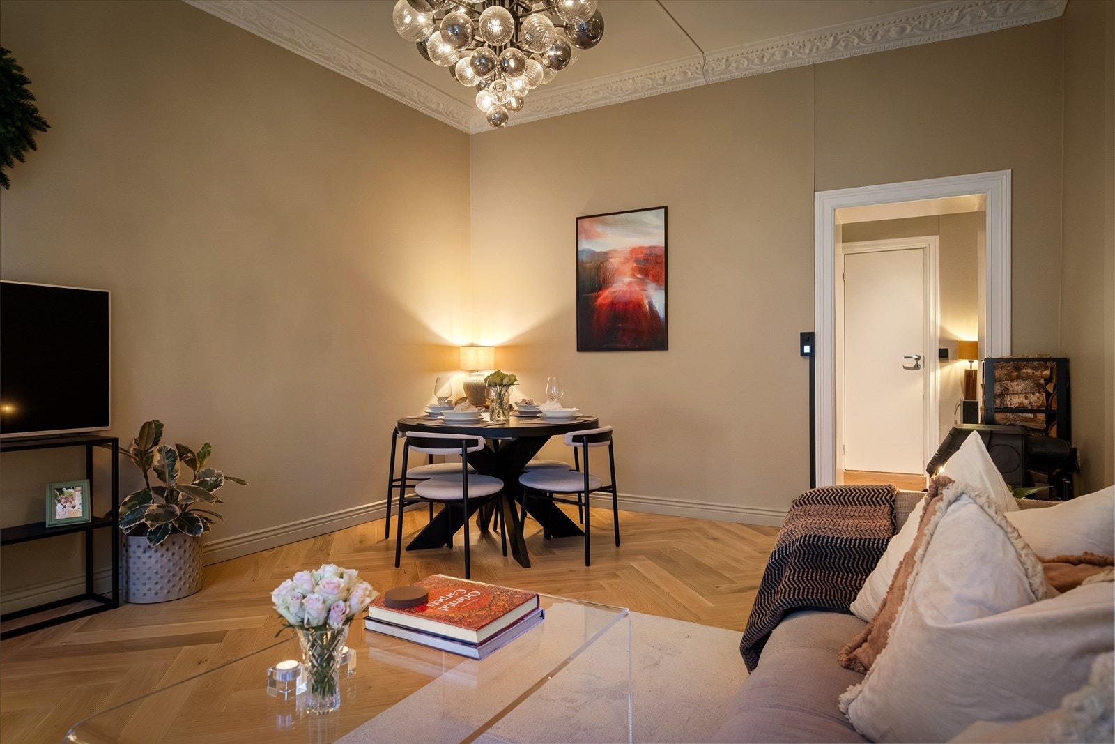 Stuen har god plass til spisestue og annet møblement. Galleribilde