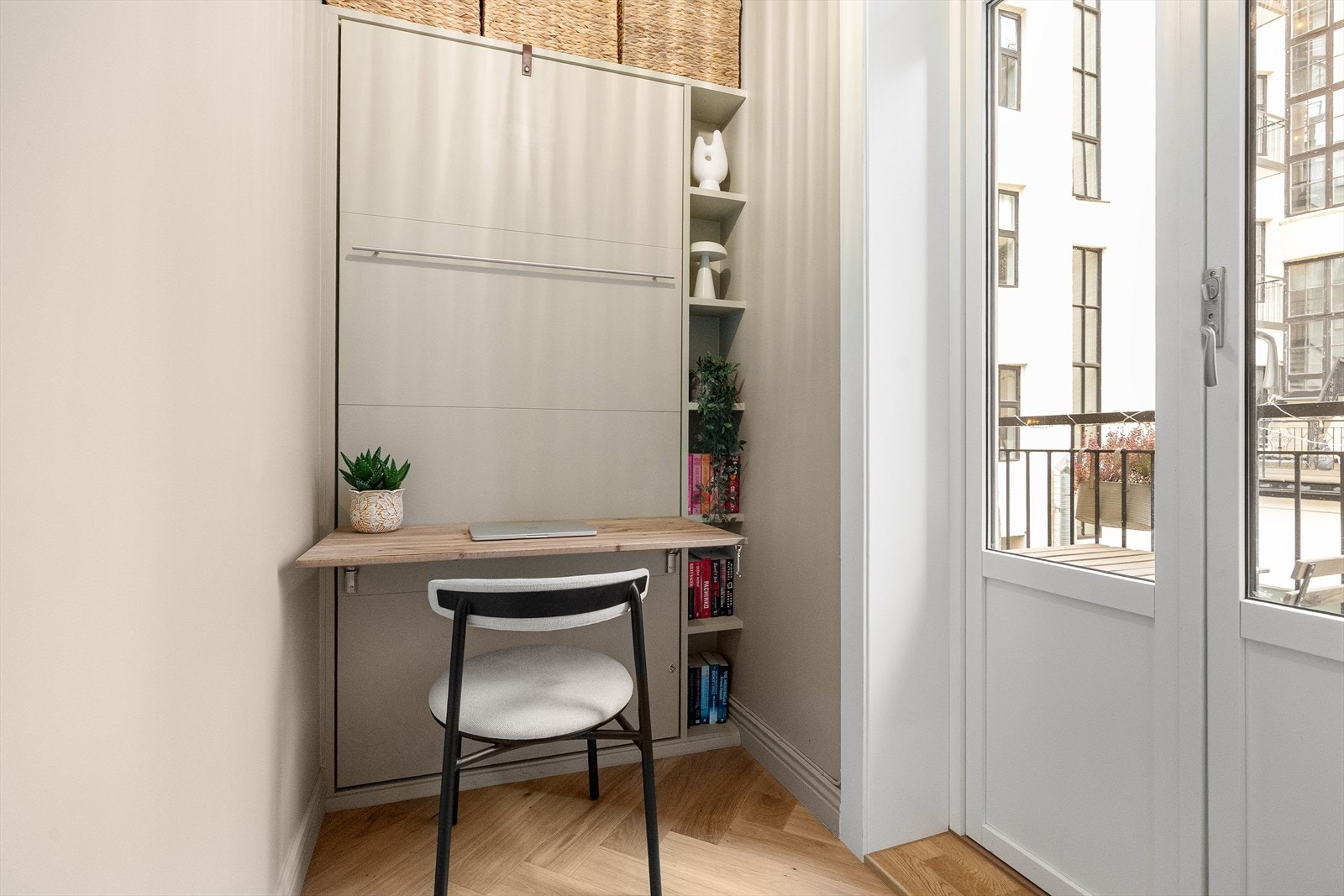 Kontor med plassbygd/innfellbar seng og skrivebord. Galleribilde