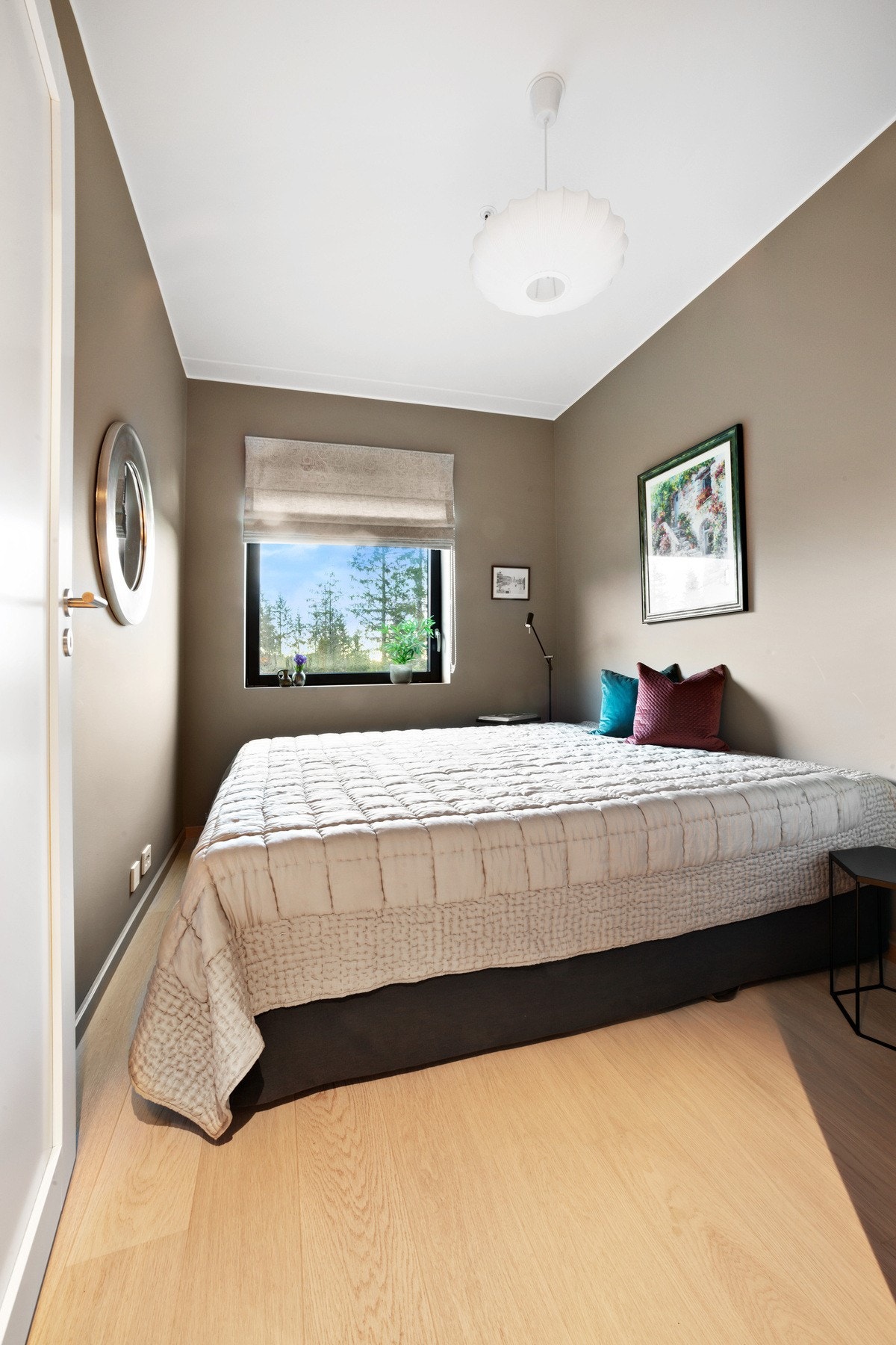 God plass til dobbelseng. Galleribilde