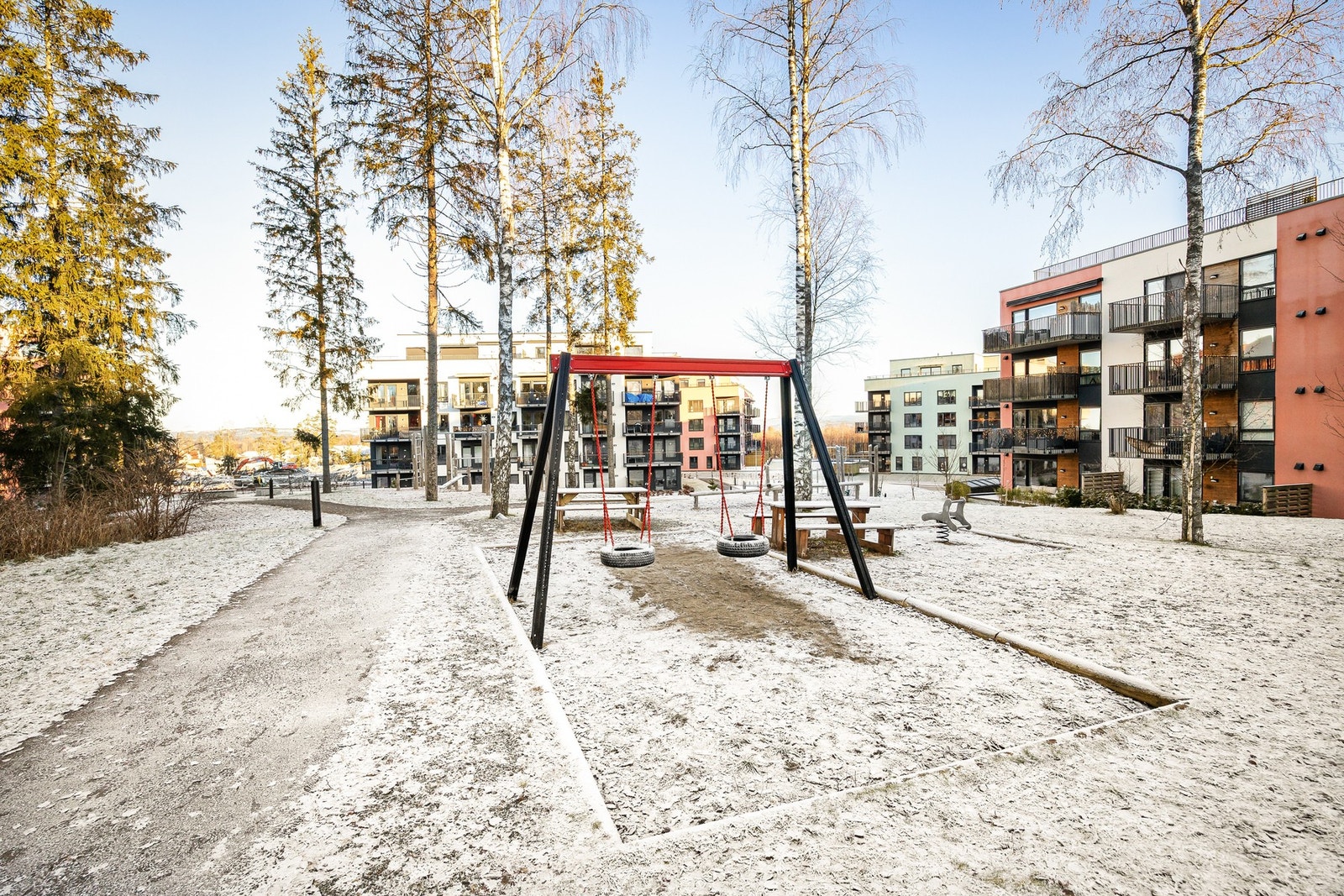 Felles lekeplass og pent opparbeidede utearealer. Det er noe gjenstående arbeider for prosjektet. Galleribilde