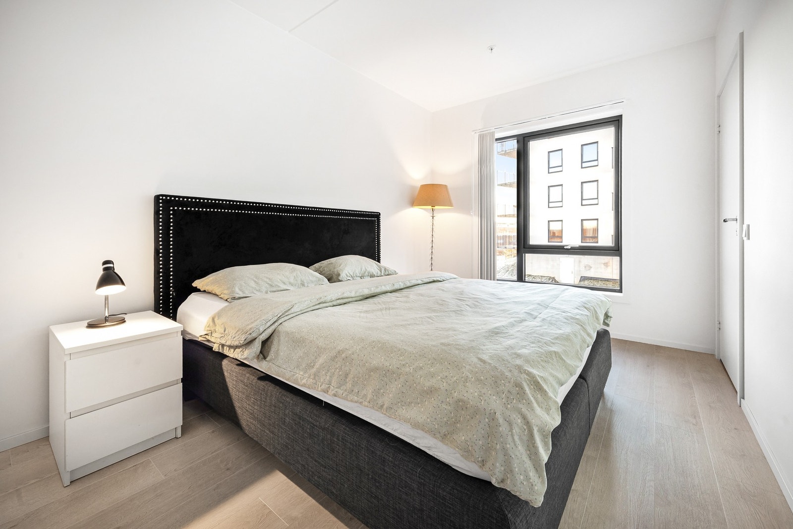 Soverom med god plass til dobbeltseng og garderobe. Galleribilde