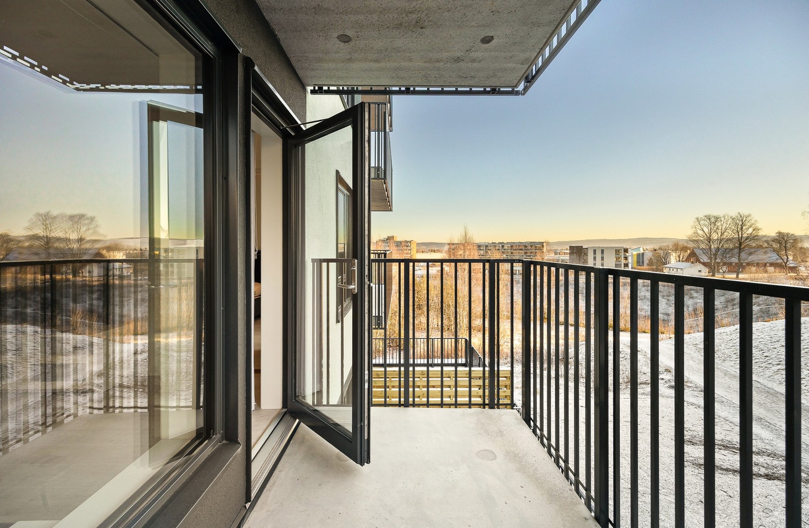 Romslig balkong med gode solforhold. Usjenert og rolig. Galleribilde