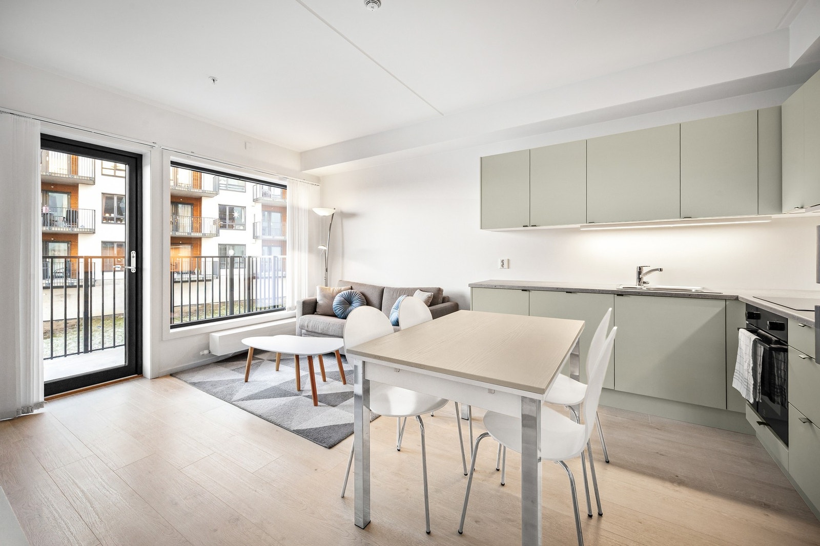 Med åpen løsning mot stue er dette et sosialt allrom. Galleribilde