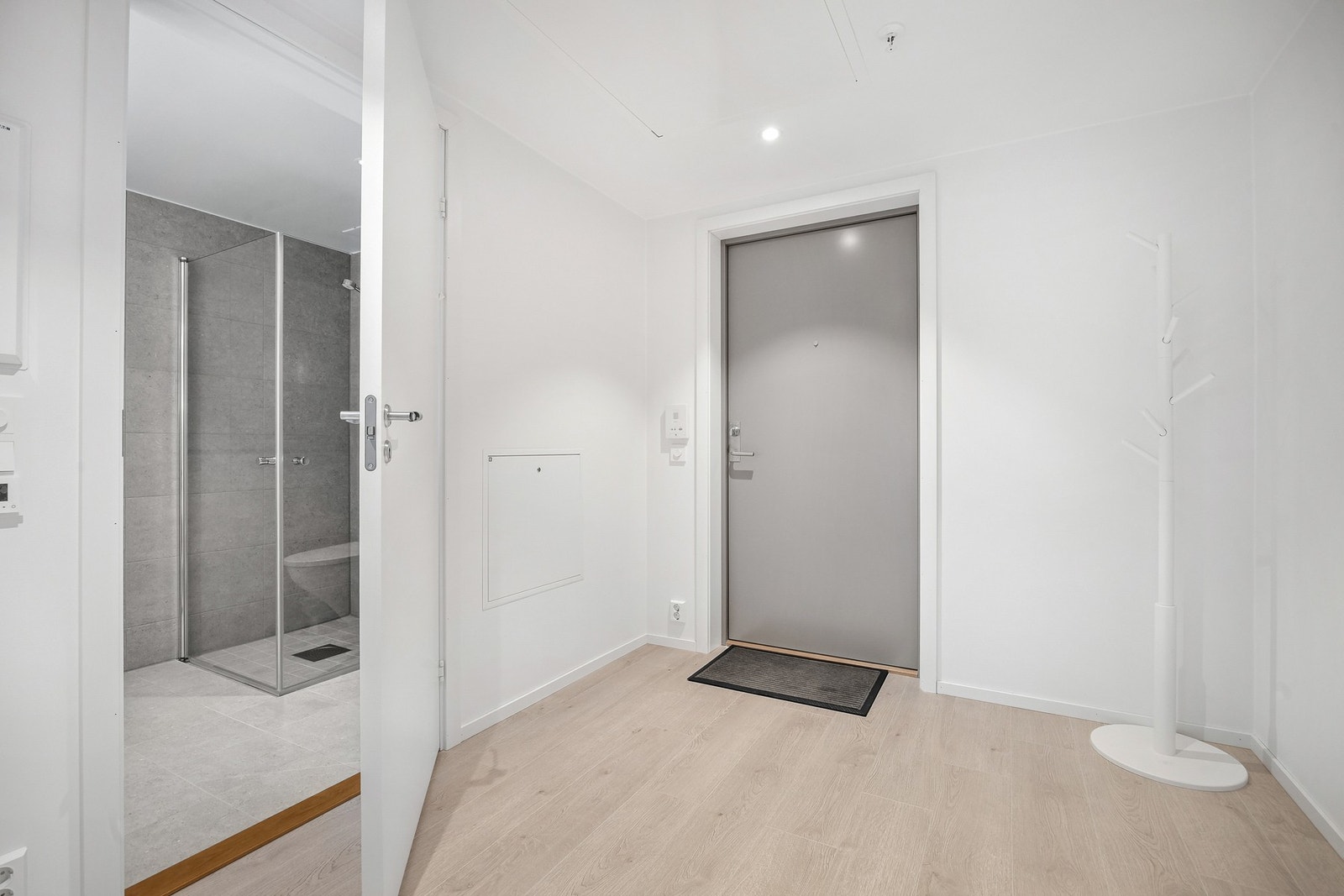 Romslig gang med plass til garderobeskap og klesoppheng. Galleribilde