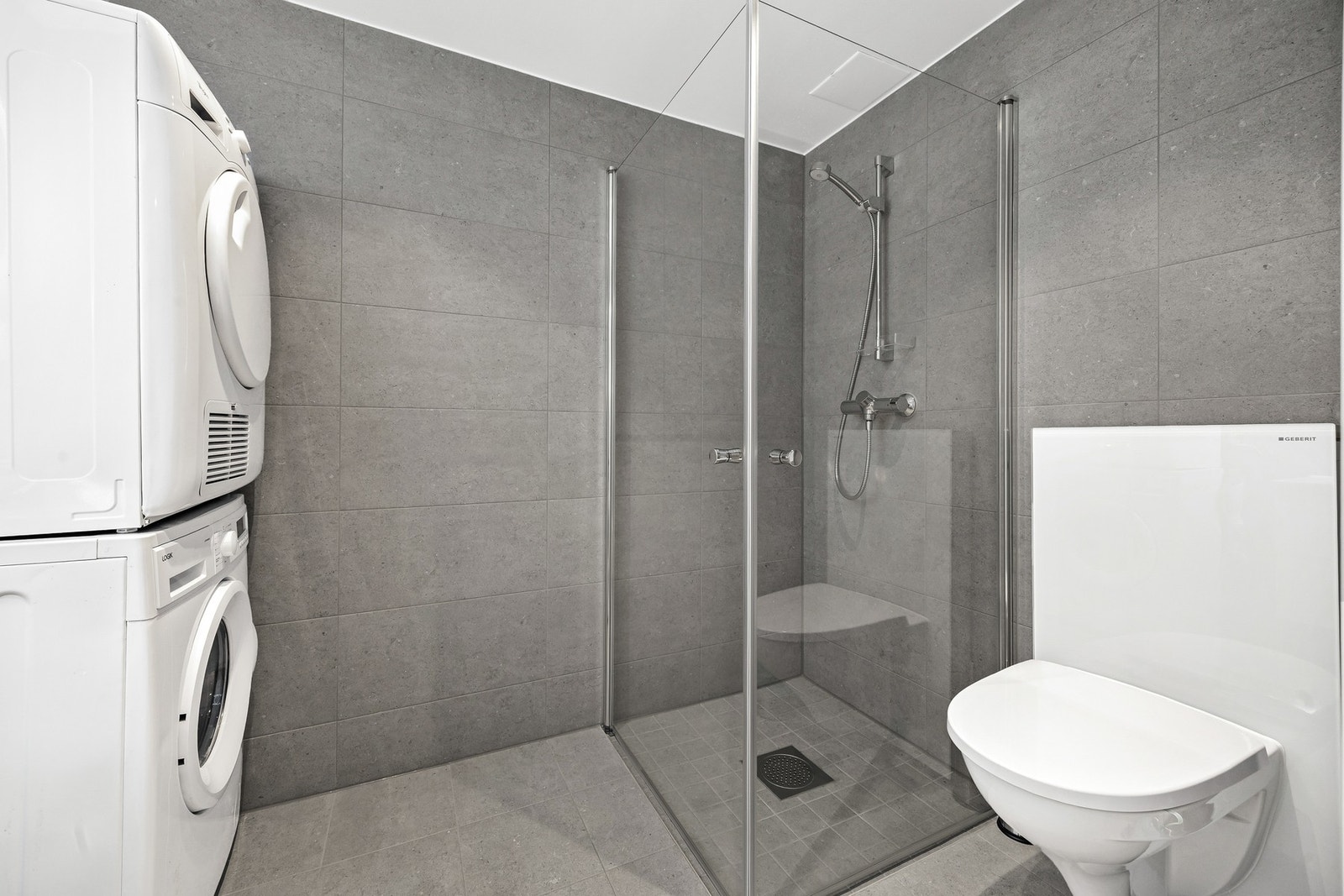 Delikat, flislagt bad i tidsriktige farger. Opplegg for vaskesøyle. Galleribilde