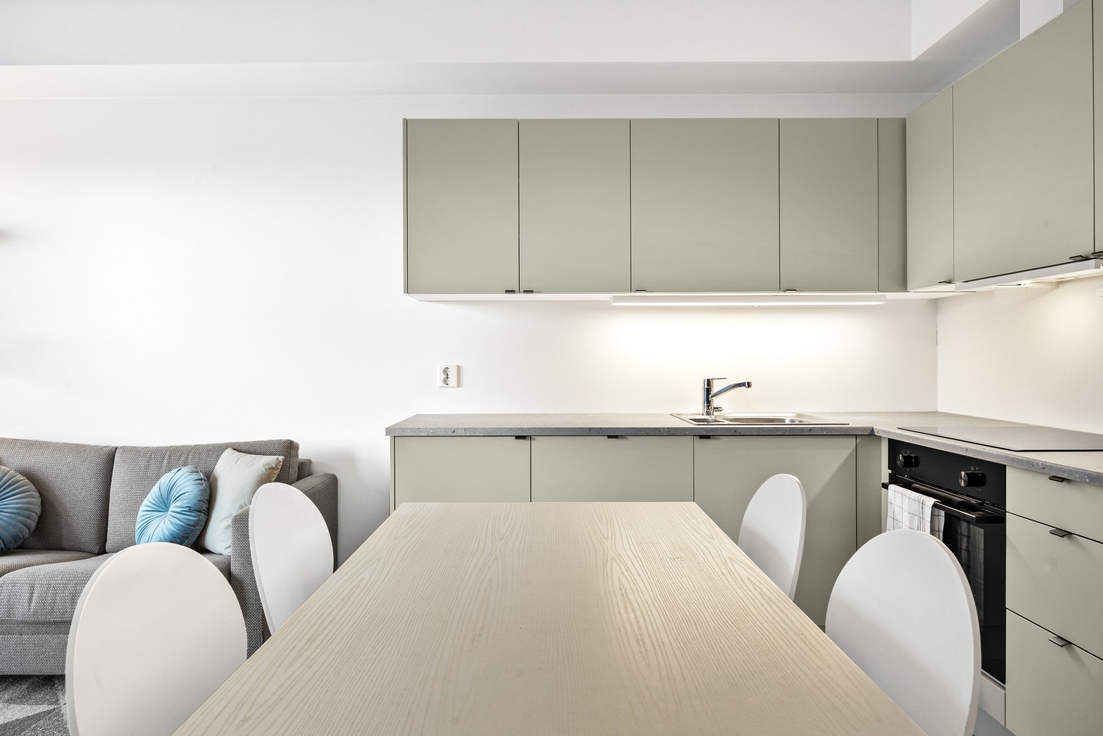 Plass til spisegruppe mellom stue og kjøkken Galleribilde