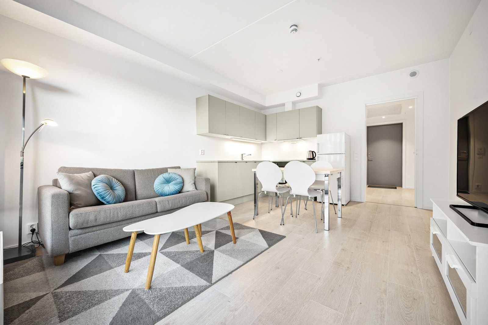 Stue og kjøkken er lyst og delikat, og lettmøblert. Store vinduer gir rikelig lysinnslipp. Galleribilde