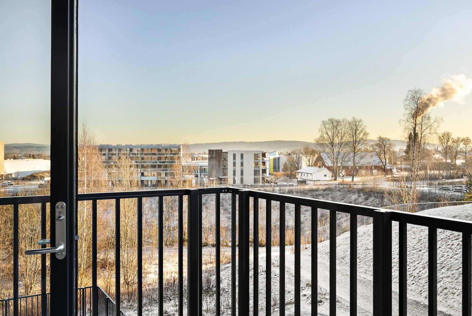 Fin utsikt og herlige lysforhold. Fine turområder kort unna og det er kort vei til både tog og sentrum Galleribilde